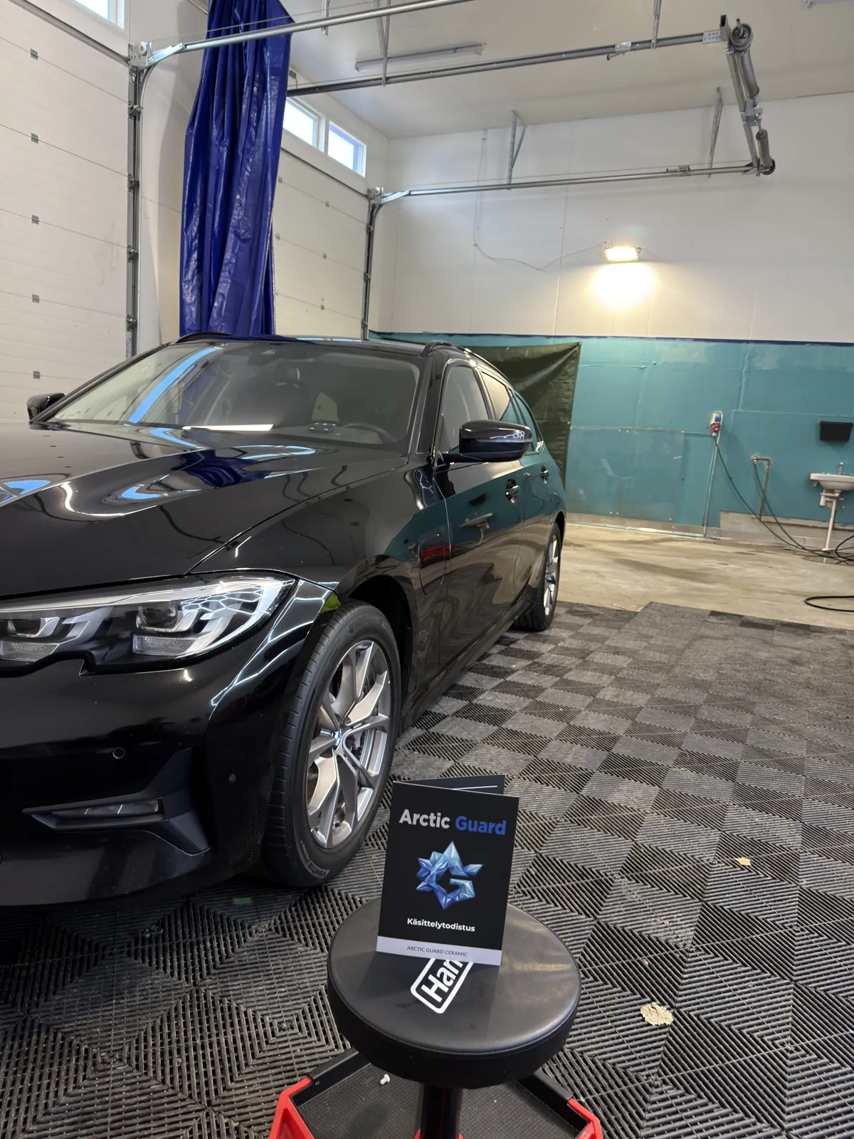 Pinnoitettu BMW ja Arctic Guard -käsittelytodistus